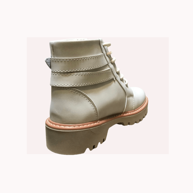 Bota arena tipo velez combinación perfecta de elegancia y comodidad, ideales para un estilo casual y sofisticado. Conoce las últimas tendencias en calzado sostenible en Detalio Shoes.