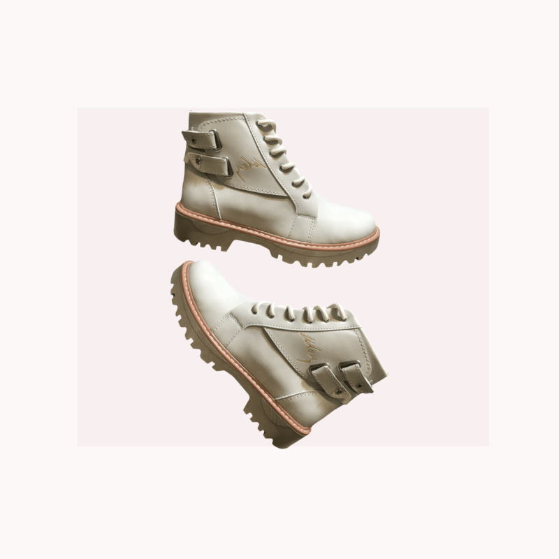 Bota arena tipo velez combinación perfecta de elegancia y comodidad, ideales para un estilo casual y sofisticado. Conoce las últimas tendencias en calzado sostenible en Detalio Shoes.